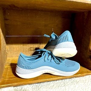 Great pair of men’s crocs.  Size M9. Worn once